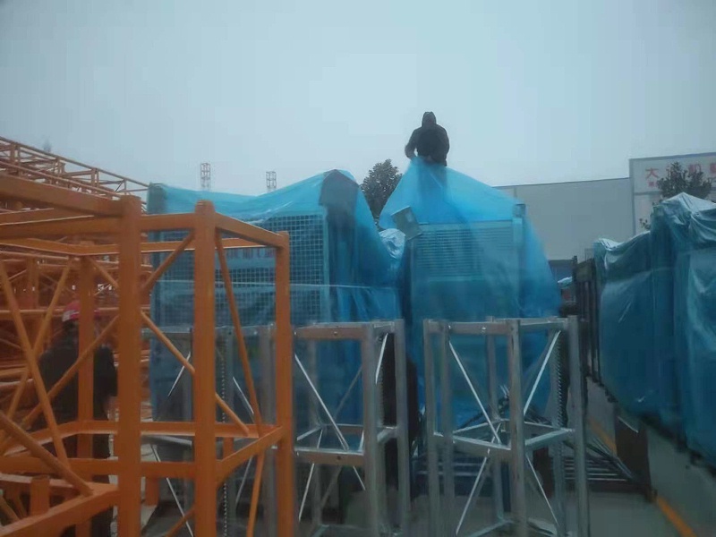 大誠(chéng)人不畏風(fēng)雪，加蓋雨布